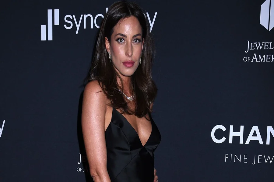 brad pitt girlfriend age